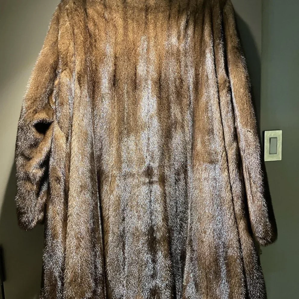 NEVER-WORN, METICULOUSLY STORED CUSTOM-MADE MINK FUR COAT - Picture 2 of 2